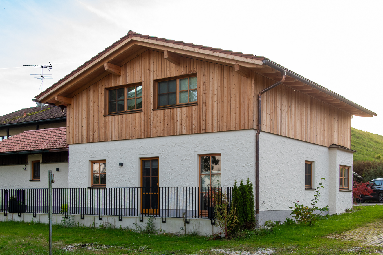 Ein von der Zimmerei Huber in Holz aufgestocktes Haus.