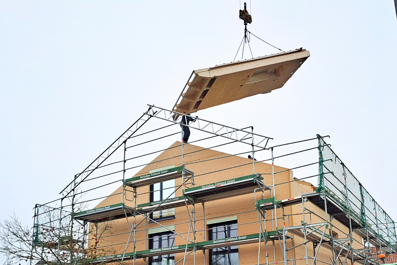 Baustelle, auf der eine Dachsanierung durch die Zimmerei Huber, stattfindet.