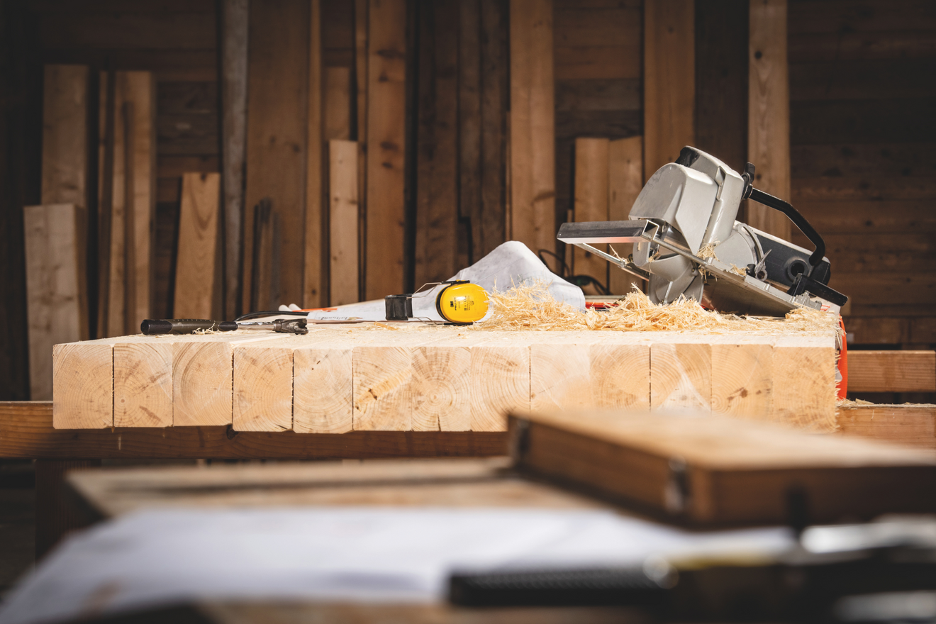 Zimmerei-Werkzeug der Zimmerei Huber auf einem Holztisch.
